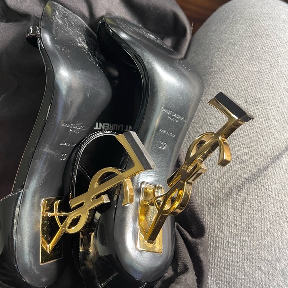 YSL OPYUM SANDALS IN PATENT LEATHER WITH GOLD-TONE HEEL - Picture 2 of 4